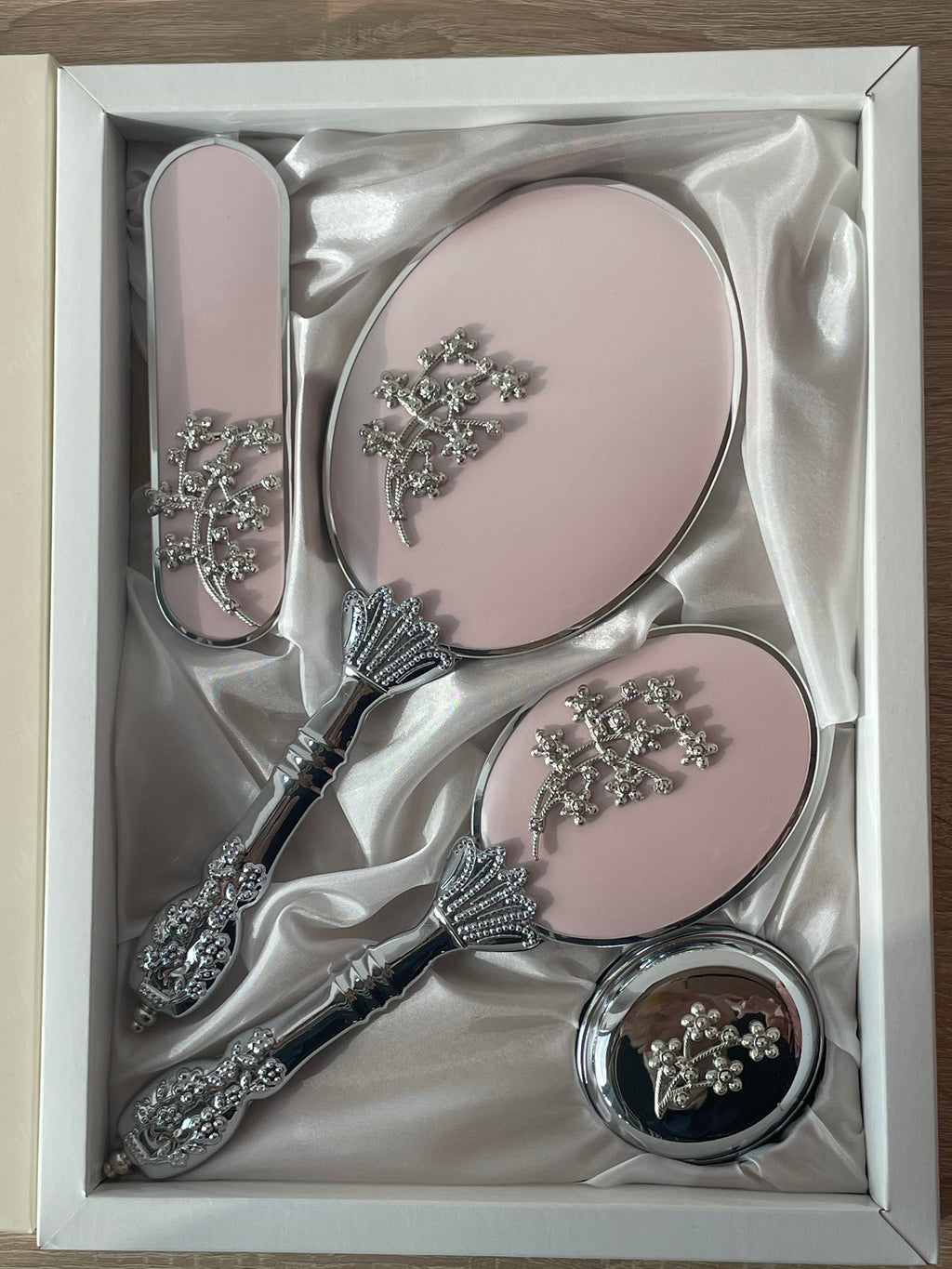 Royal Vanity Mirror Set with silver mini flower bunch design camo