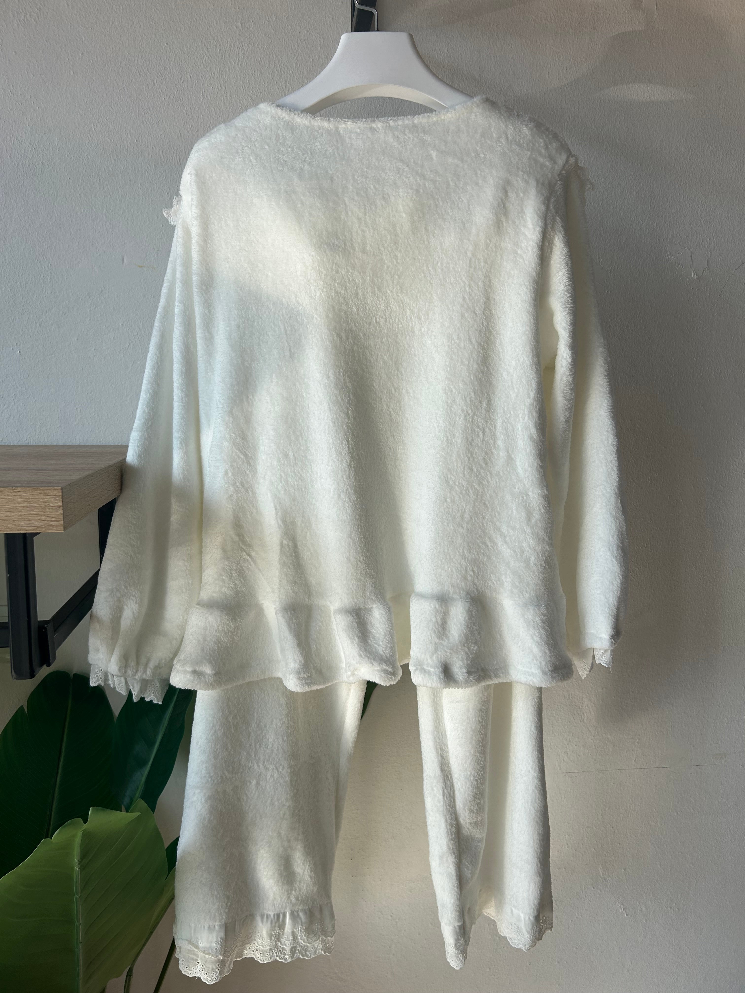 🪞Flannel Pajamas Palace style with lace design on chest and sleeves S590