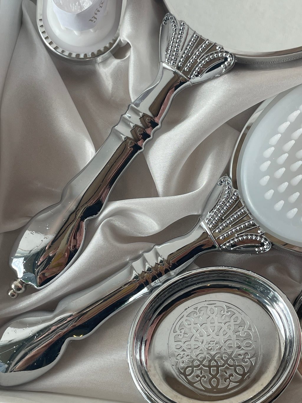 Royal Vanity Mirror Set with silver mini flower bunch design camo