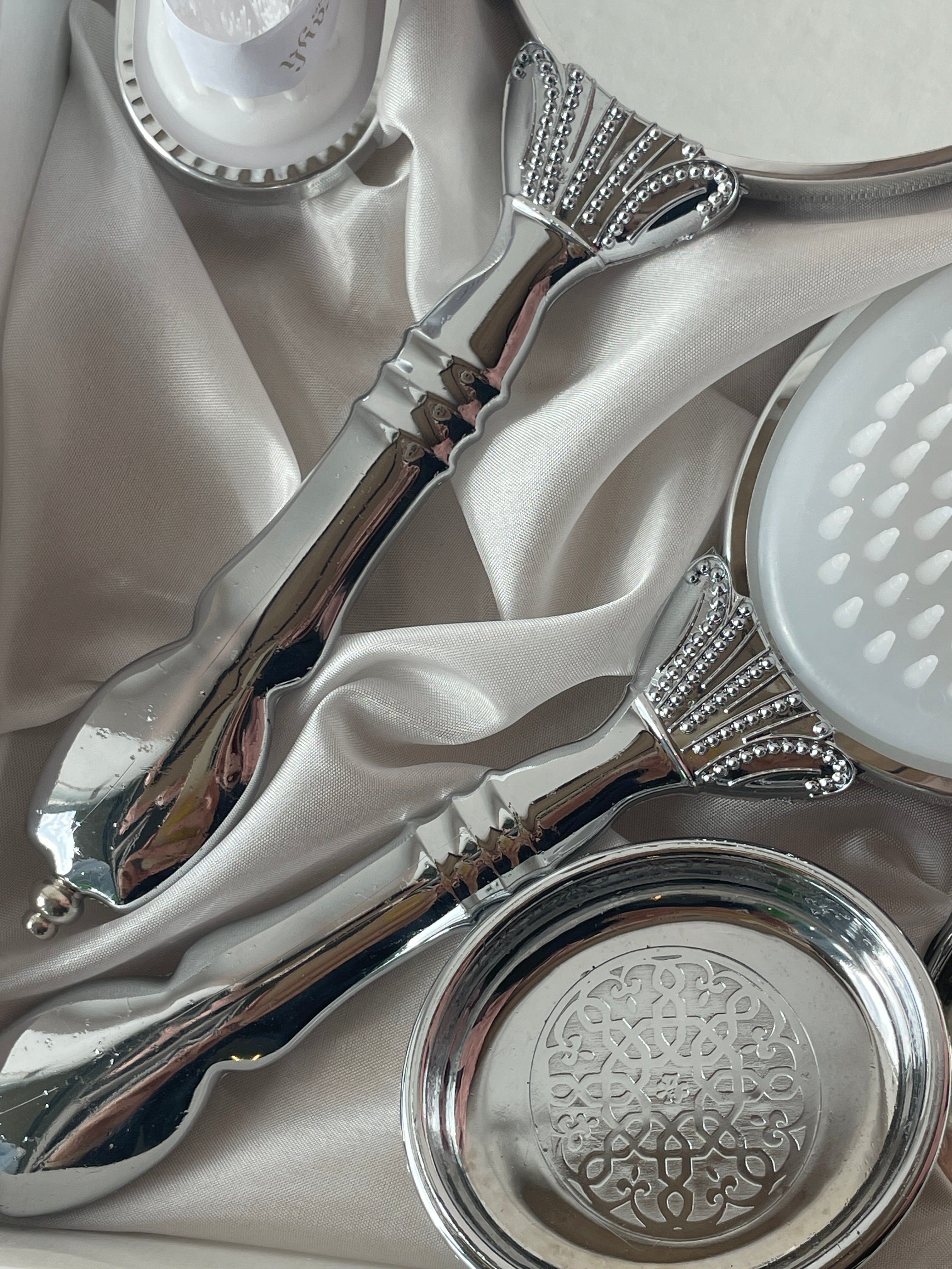 Royal Vanity Mirror Set with silver mini flower bunch design camo