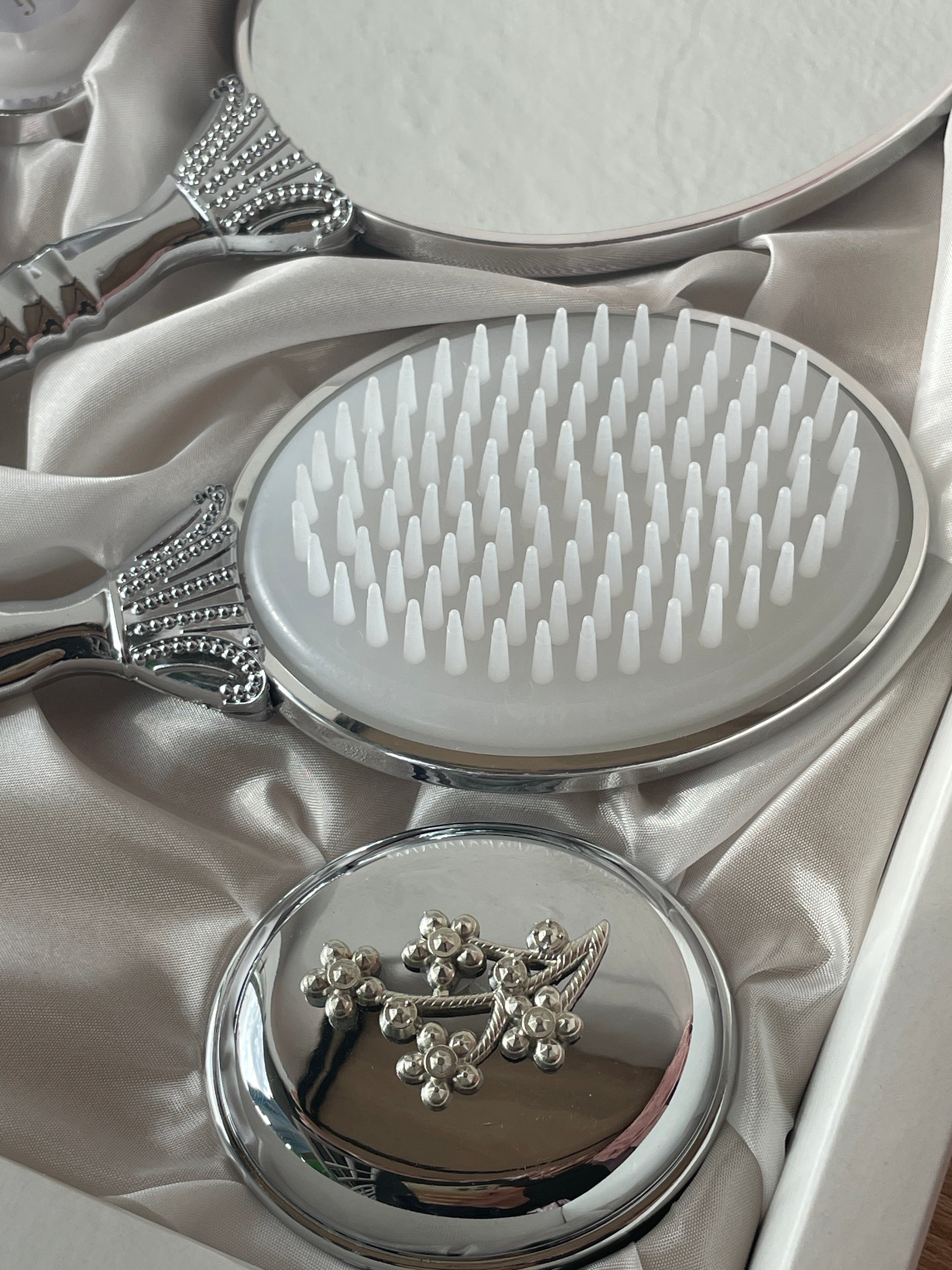 Royal Vanity Mirror Set with silver mini flower bunch design camo