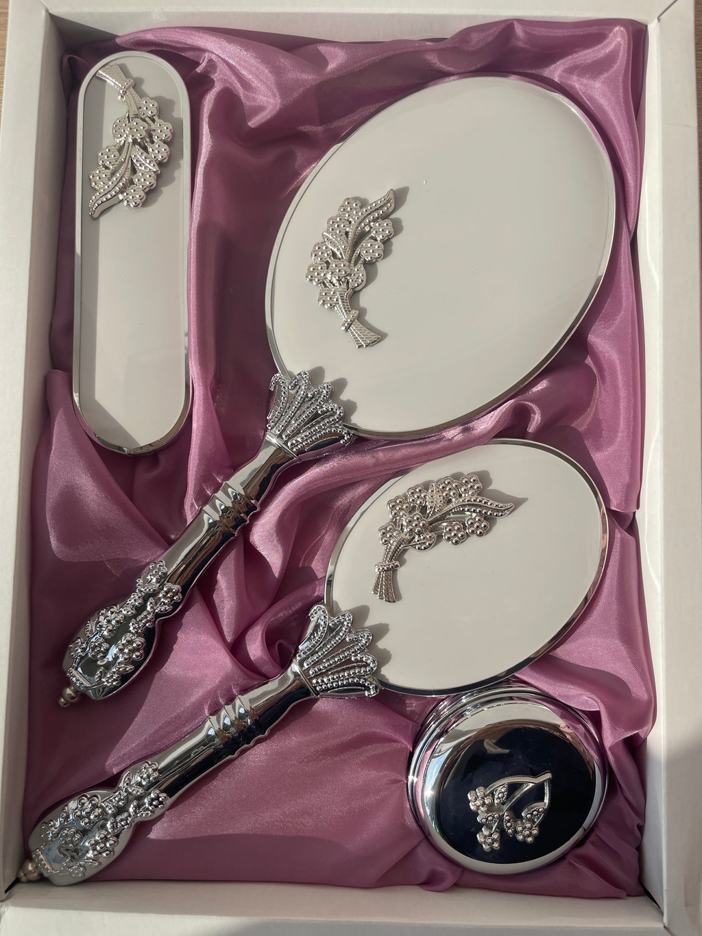 Royal Vanity Mirror Set with silver mini flower bunch design camo