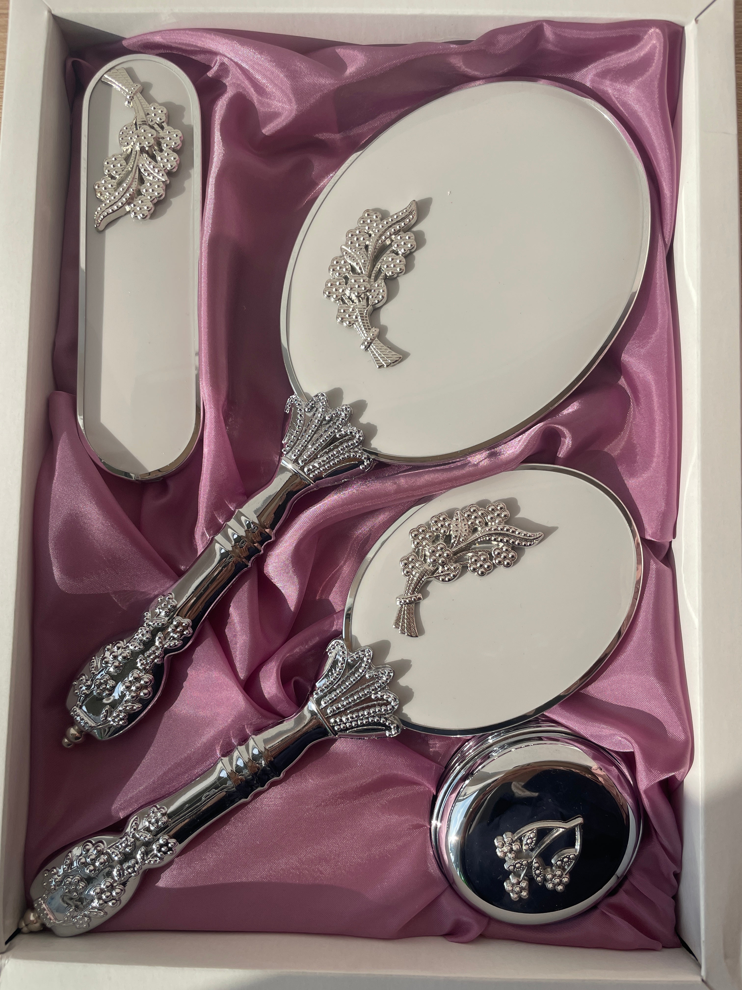 Royal Vanity Mirror Set with silver mini flower bunch design camo