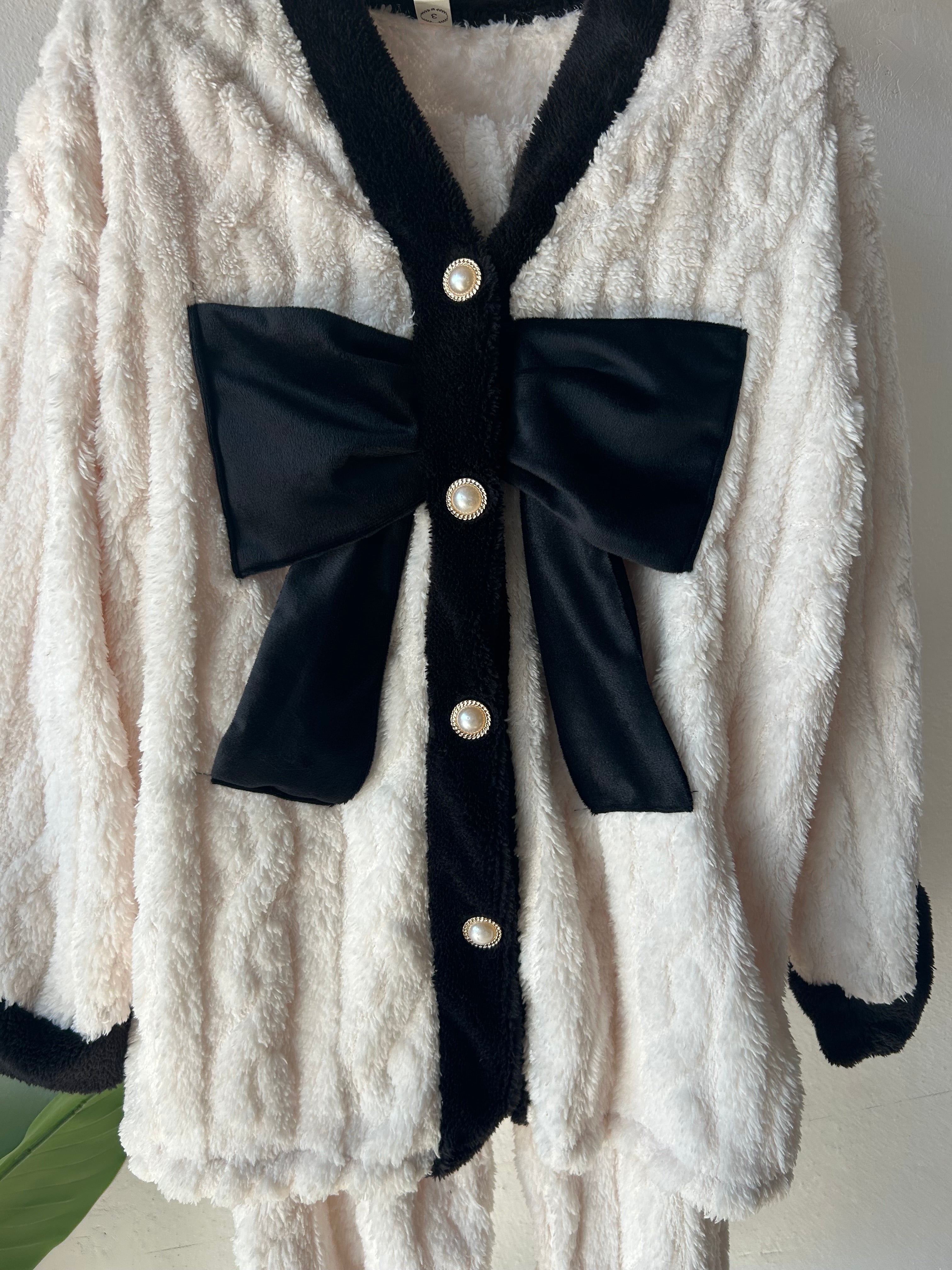 🦢Elegant White Flannel PJ with black bow-S310