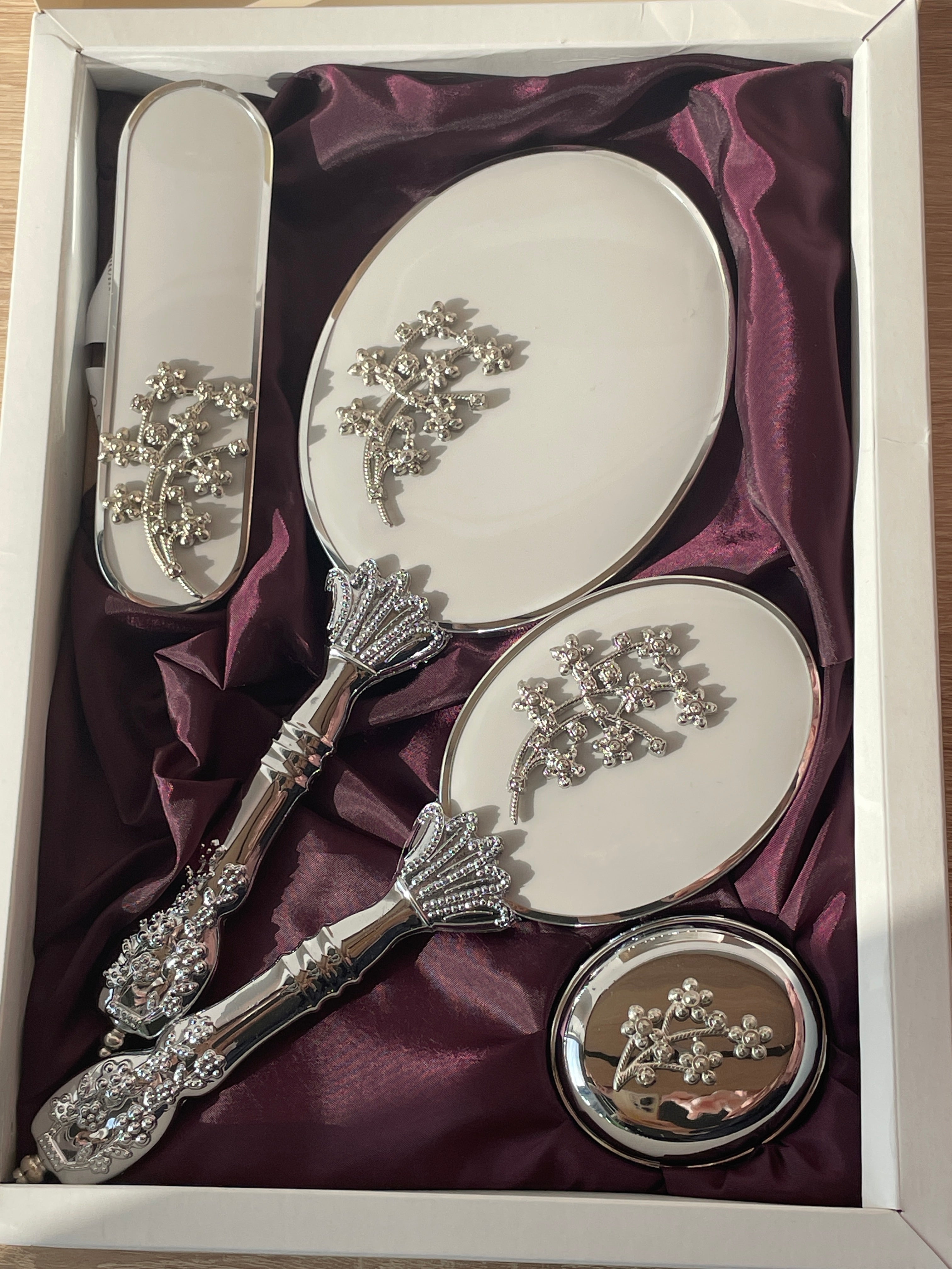 Royal Vanity Mirror Set with silver mini flower bunch design camo