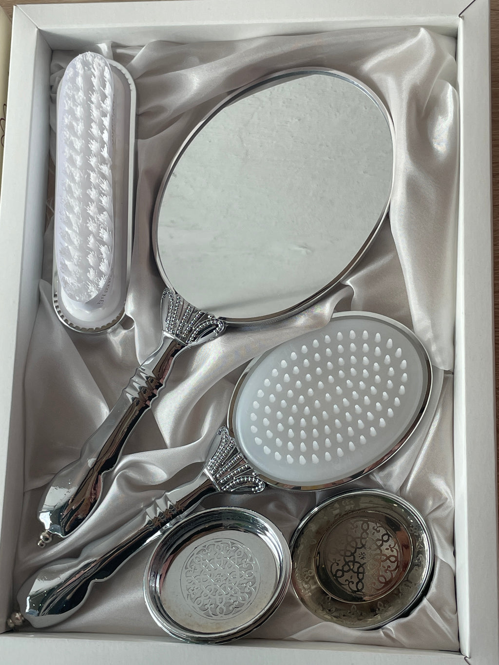 Royal Vanity Mirror Set with silver mini flower bunch design camo