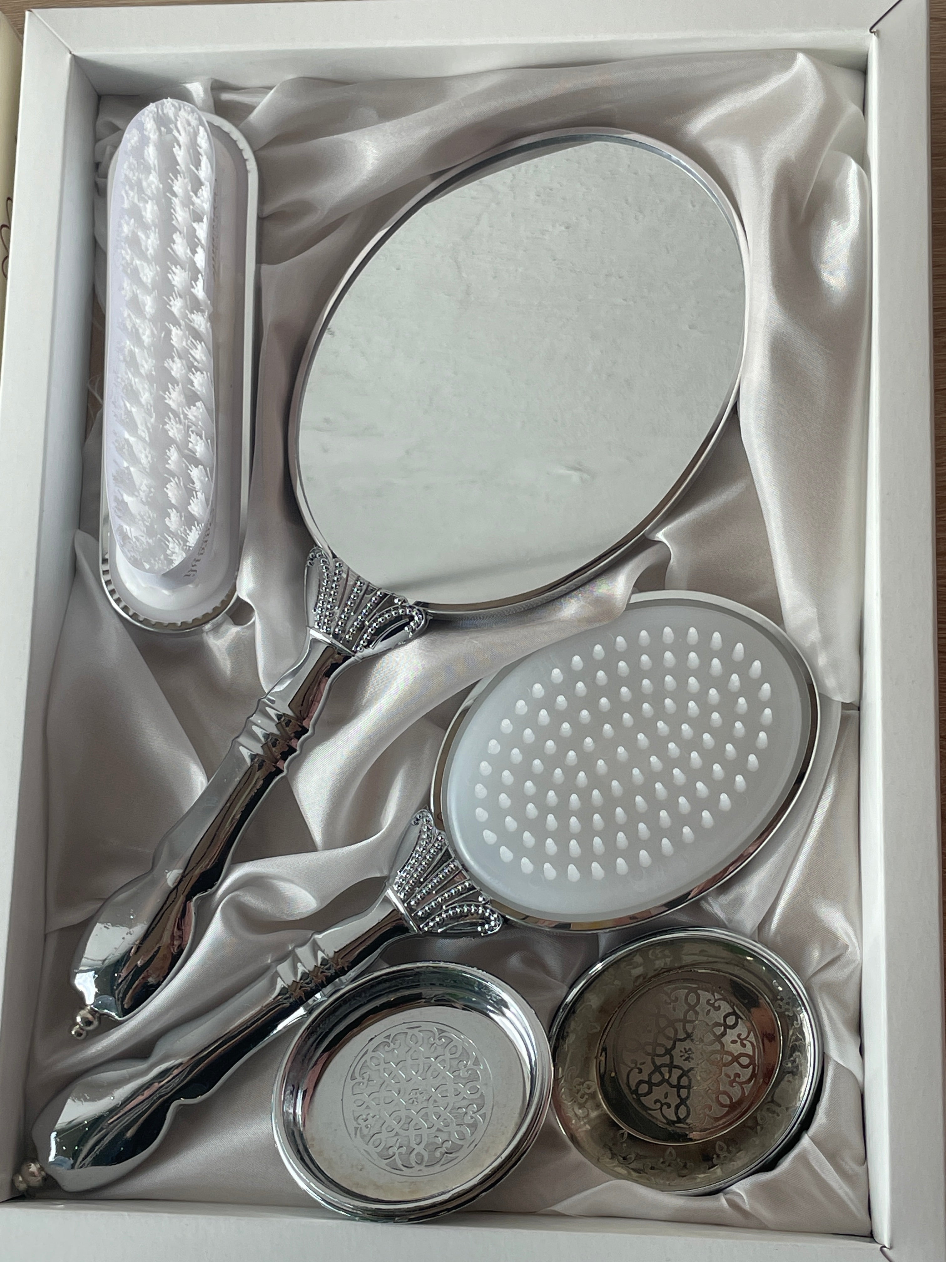 Royal Vanity Mirror Set with silver mini flower bunch design camo