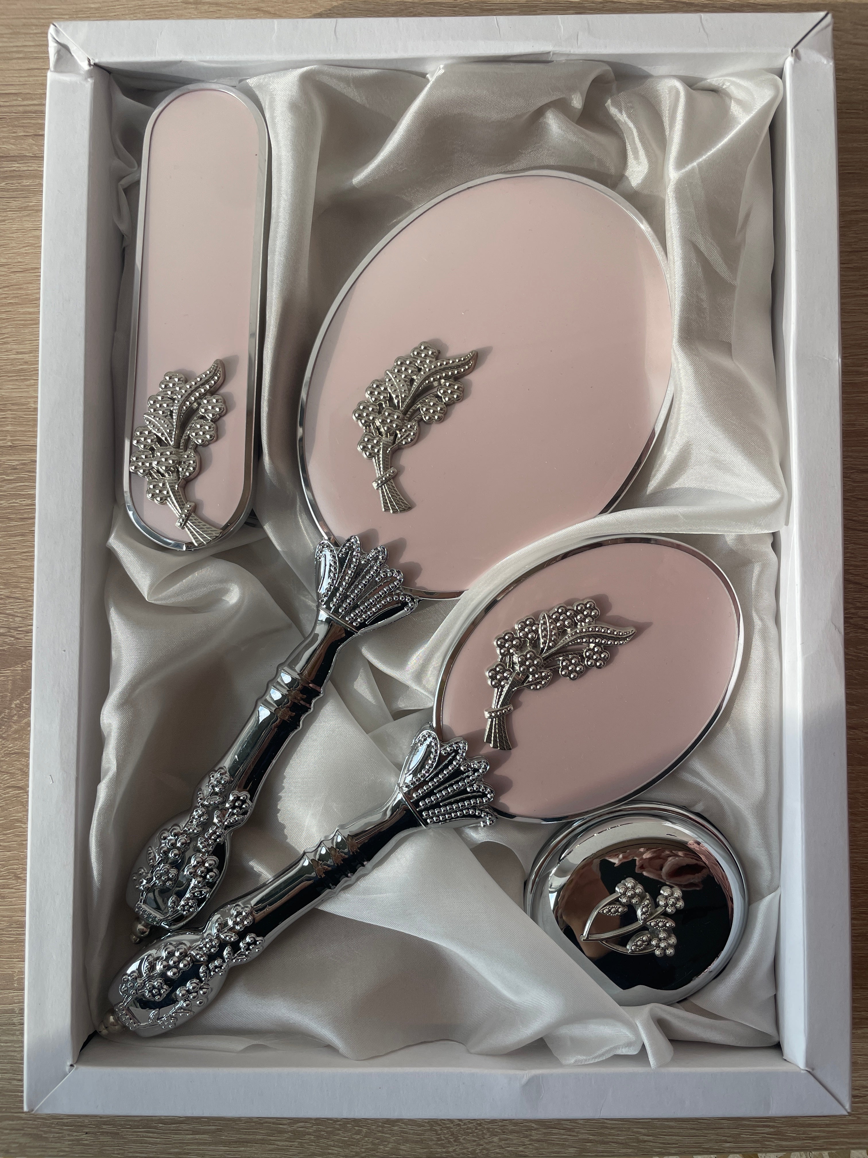 Royal Vanity Mirror Set with silver mini flower bunch design camo