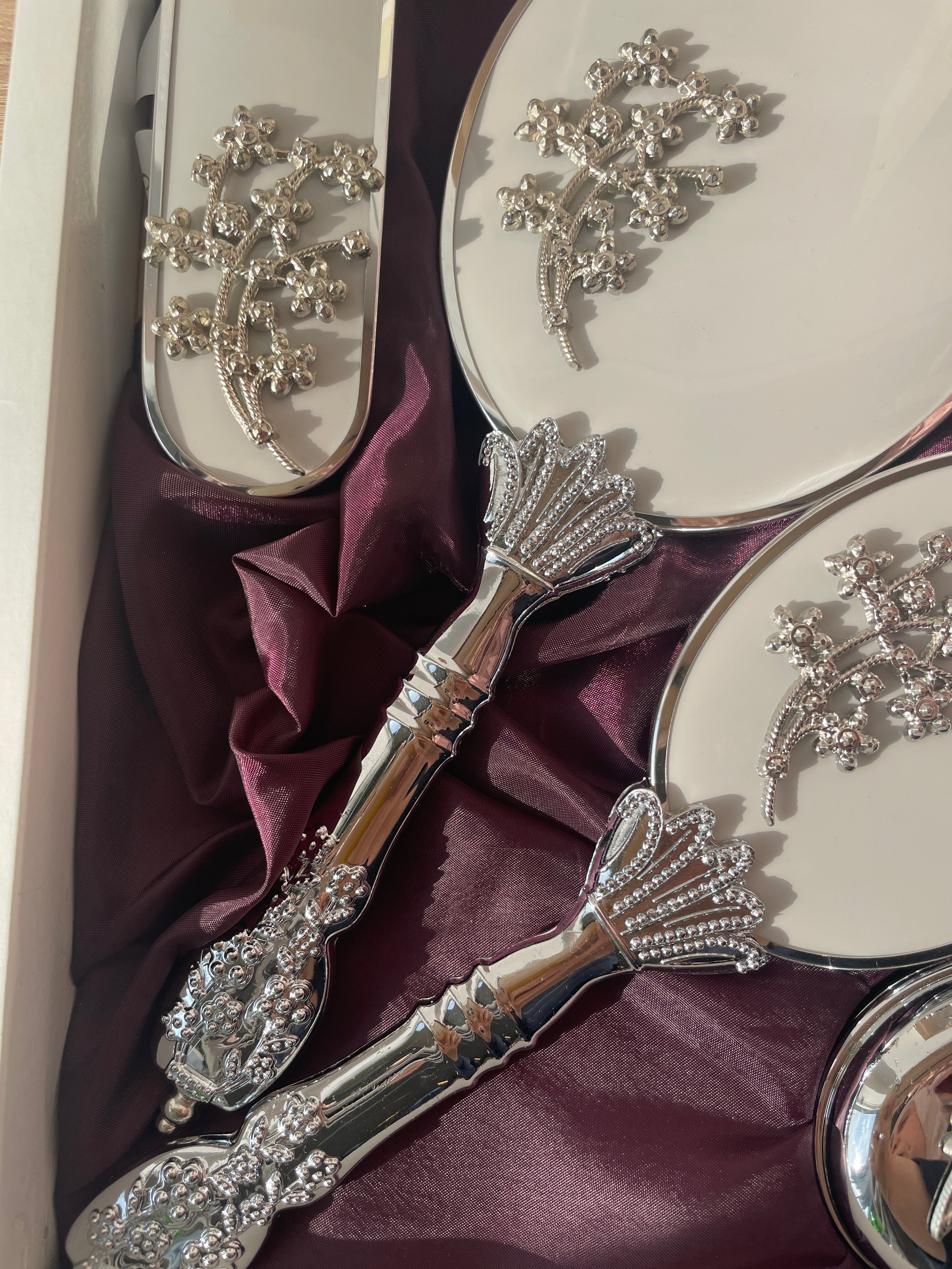 Royal Vanity Mirror Set with silver mini flower bunch design camo